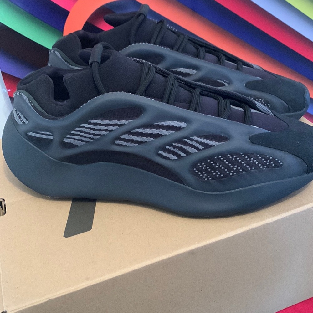 Dark glow Yeezy 700 recently used with box no tag excellent condition.